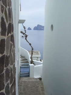 Weiße Häuser auf der Insel Panarea